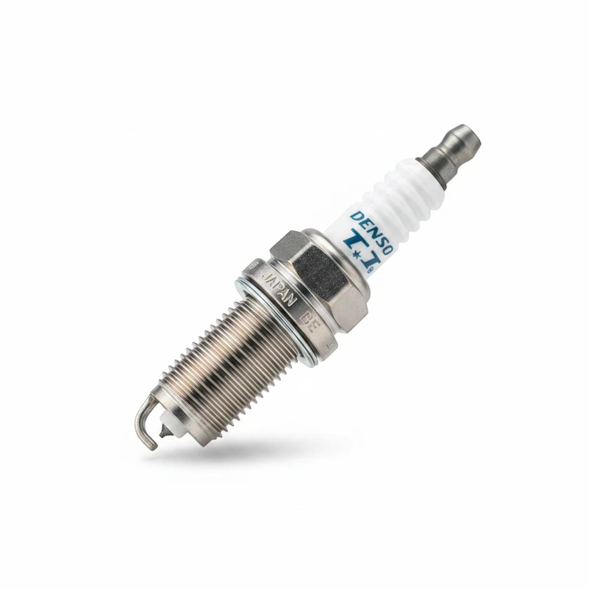BANQIU Cambodia Co.,Ltd. 出售的 DENSO Iridium TT 高性能汽车火花塞，采用双针技术，白色绝缘体与金属螺纹设计。
