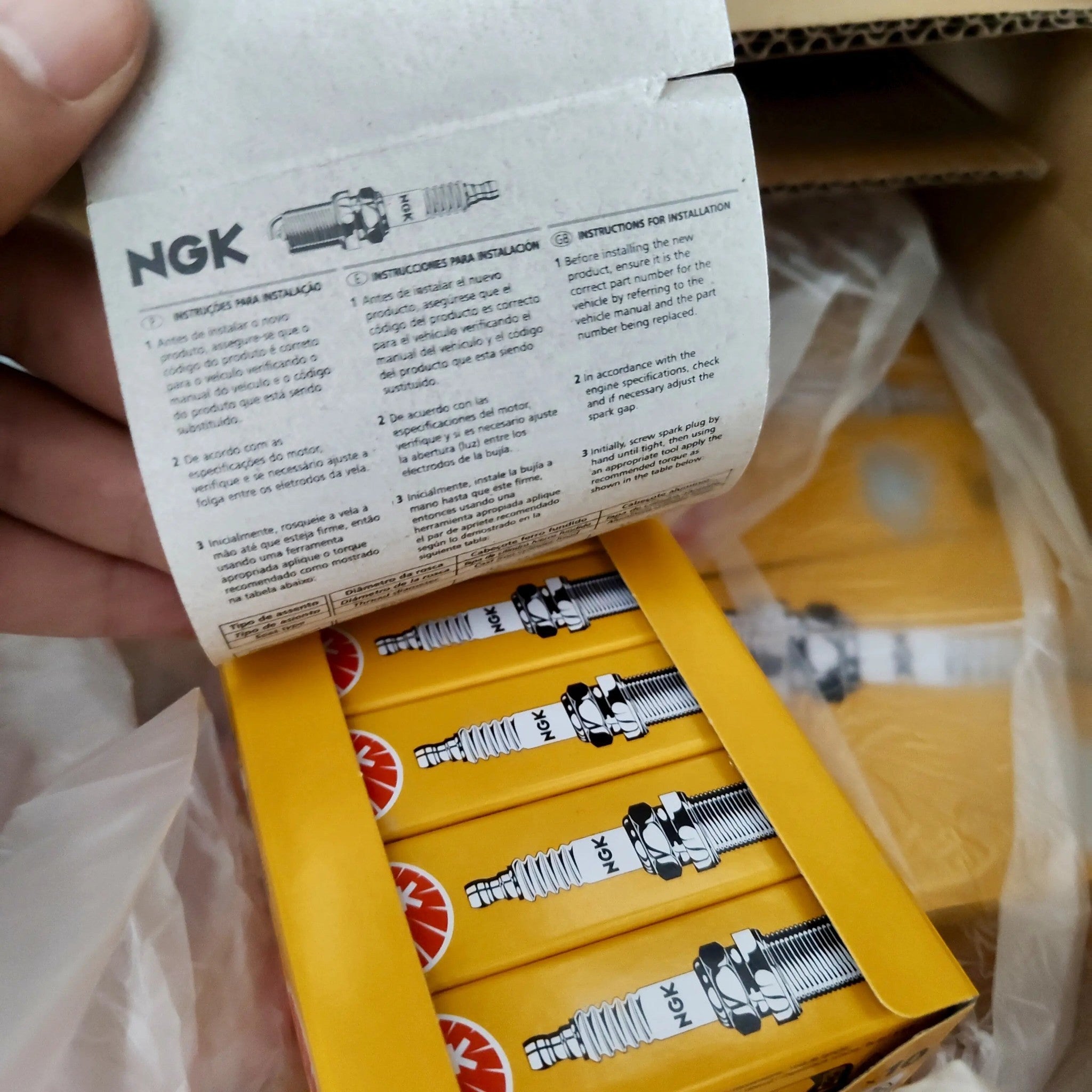 BANQIU Cambodia Co.,Ltd. 提供的 NGK C5HSA 高性能火花塞，采用黄色包装盒，适用于四冲程摩托车和小型汽油发动机。