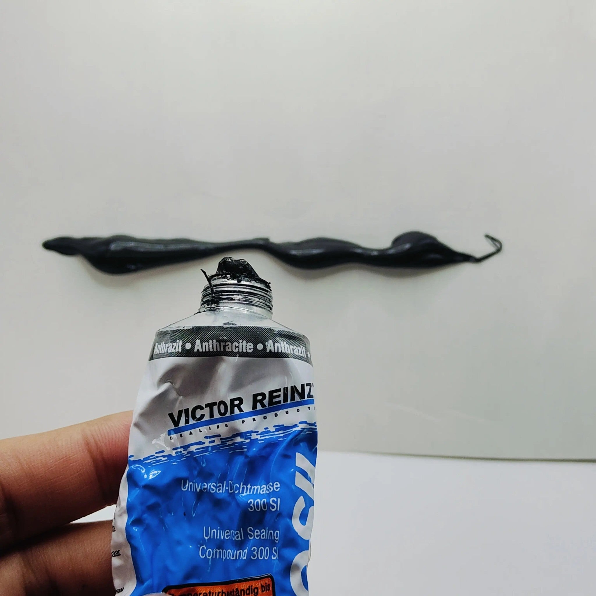 BANQIU Cambodia Co.,Ltd. 出售的 VICTOR REINZ REINZOSIL 300 SI 黑色耐高温密封胶，适用于汽车发动机维修