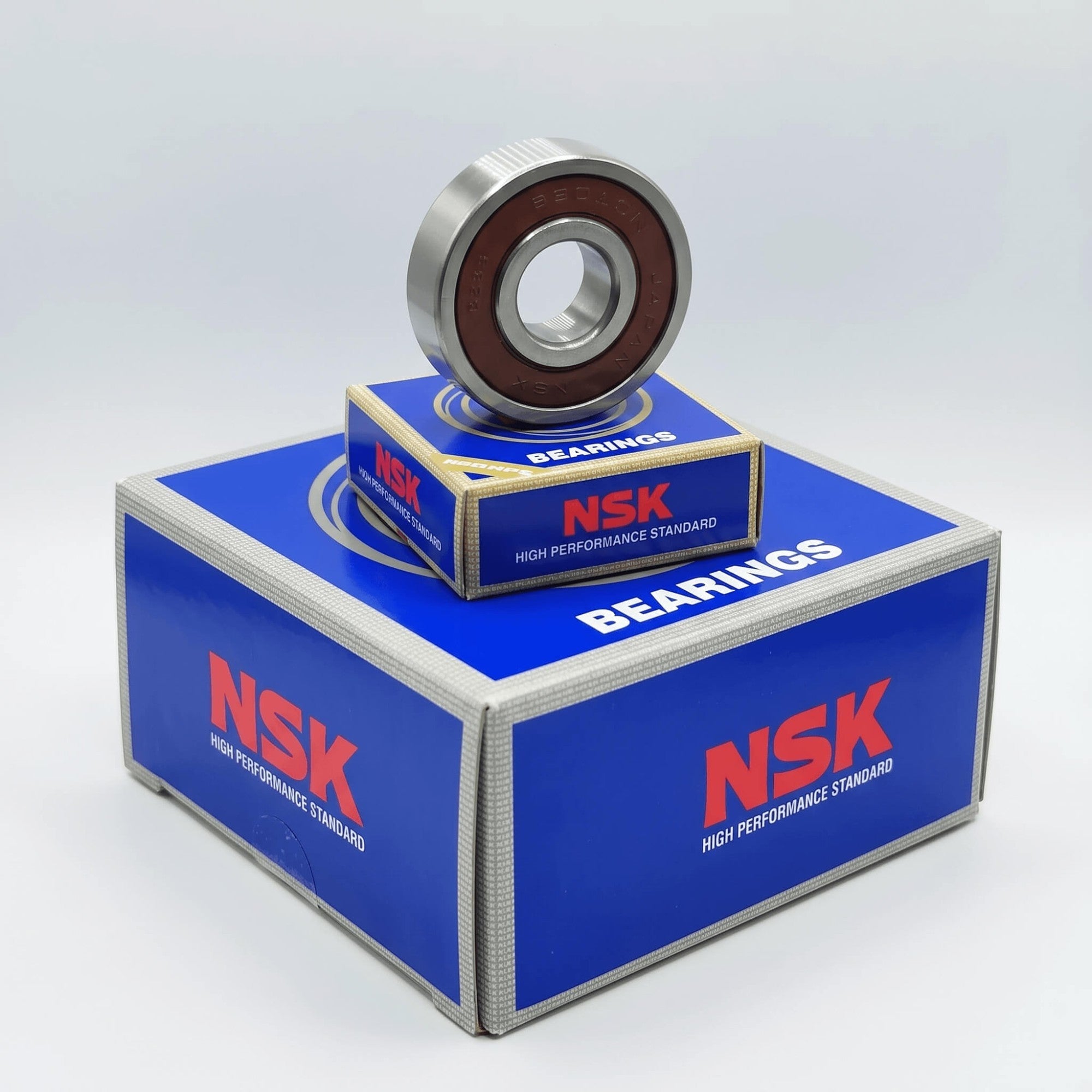 BANQIU Cambodia Co.,Ltd. 出售的 NSK 6201 和 6301 高性能摩托车钢制滚珠轴承，配有原装蓝色包装盒